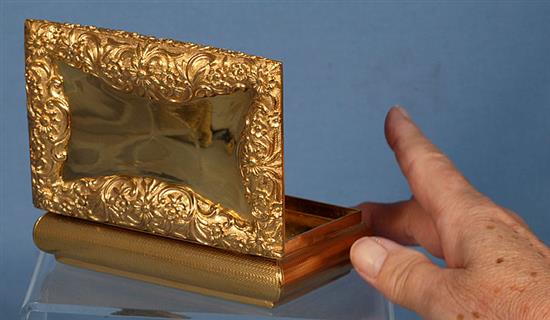 A William IV double compartment silver gilt table snuff box, Length 5”/123mm Width 3 ½”/86mm Weight: 13.3oz/377grms
